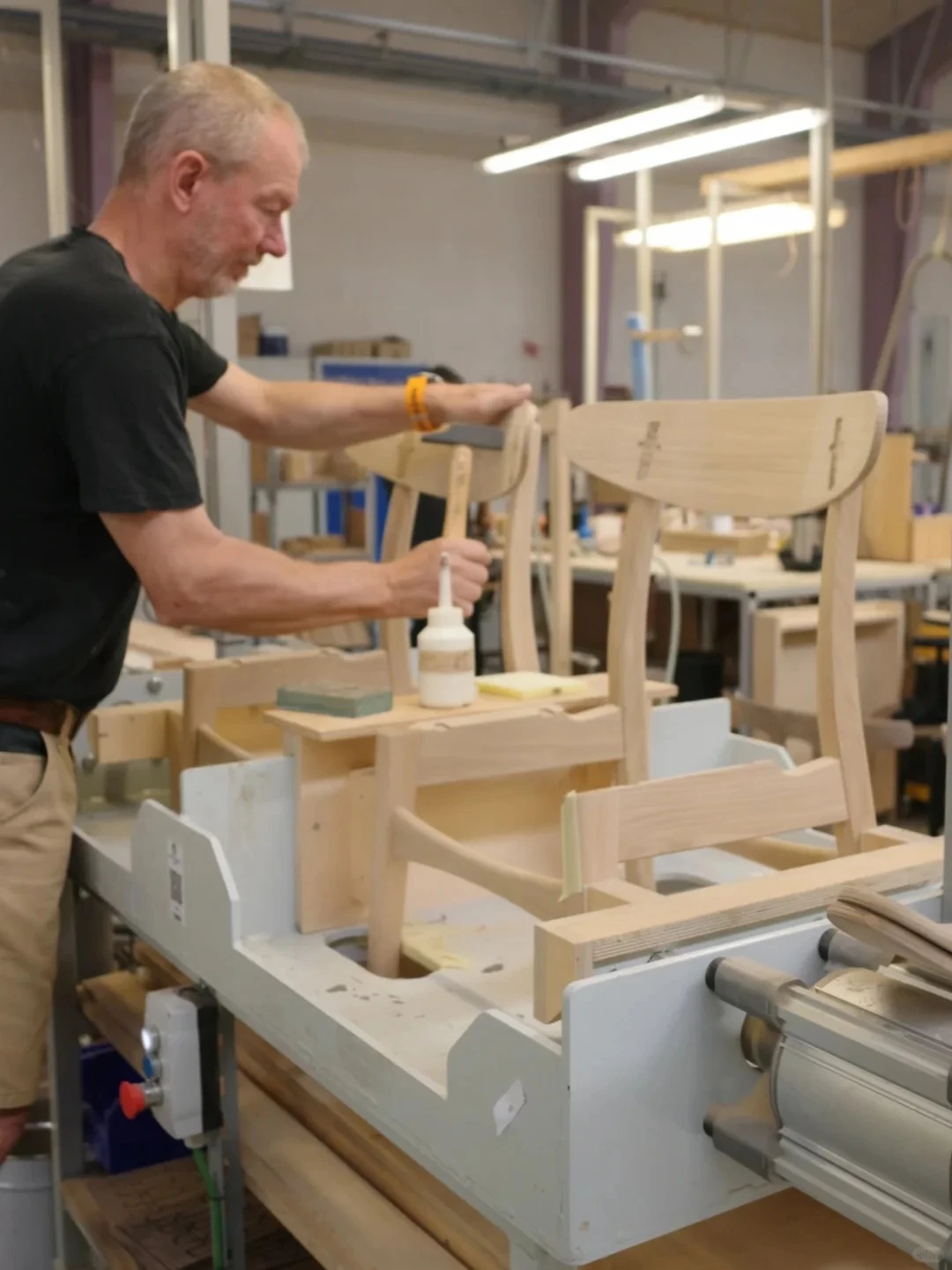 Fine woodworking in furniture production
