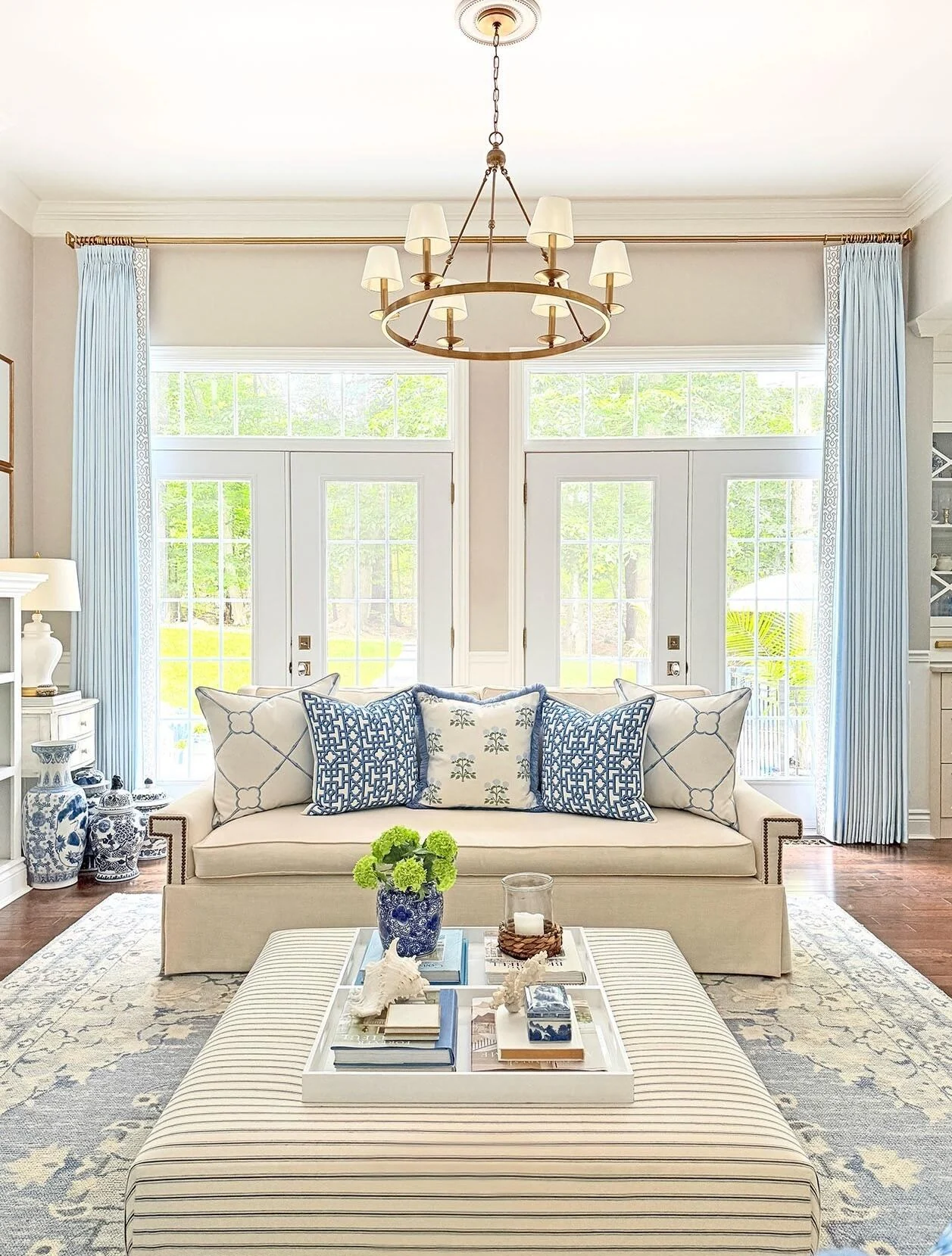 Coastal dining room with blue tones