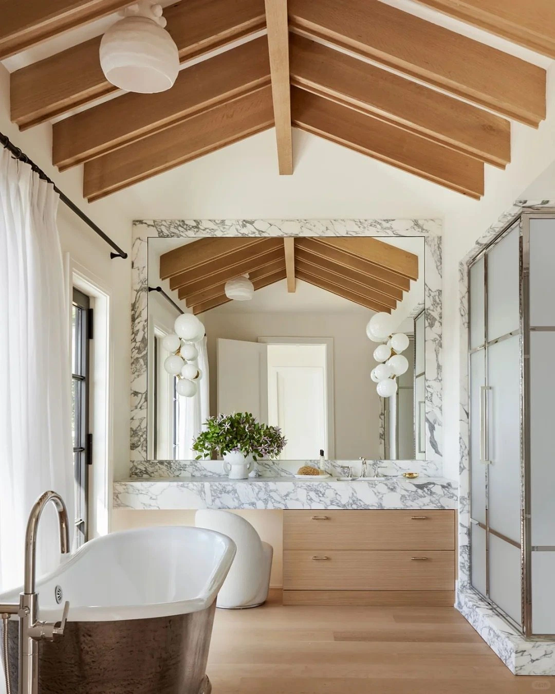 Modern residential interior inspiration, photograph 9